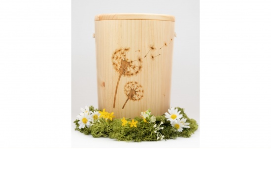 Holzurne aus Kiefernholz mit Maserung  